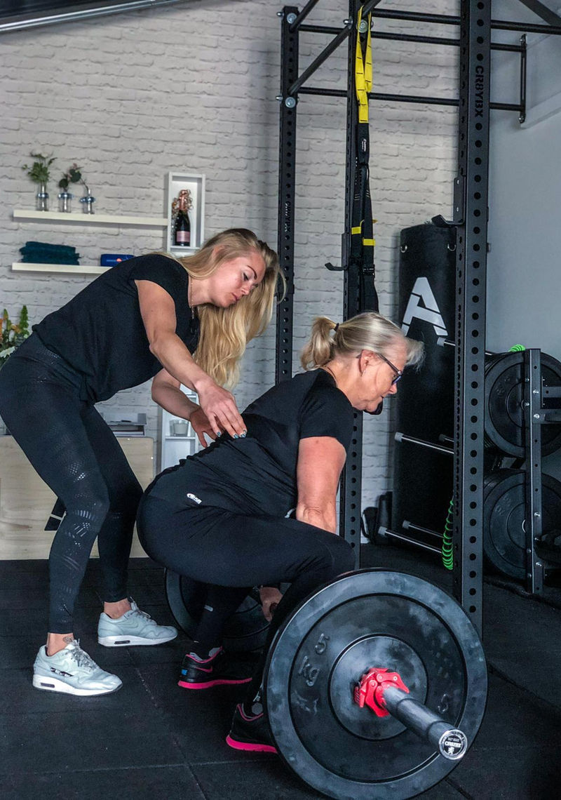 Annely begeleidt een klant bij krachttraining — Studio Tempel Hoogeveen